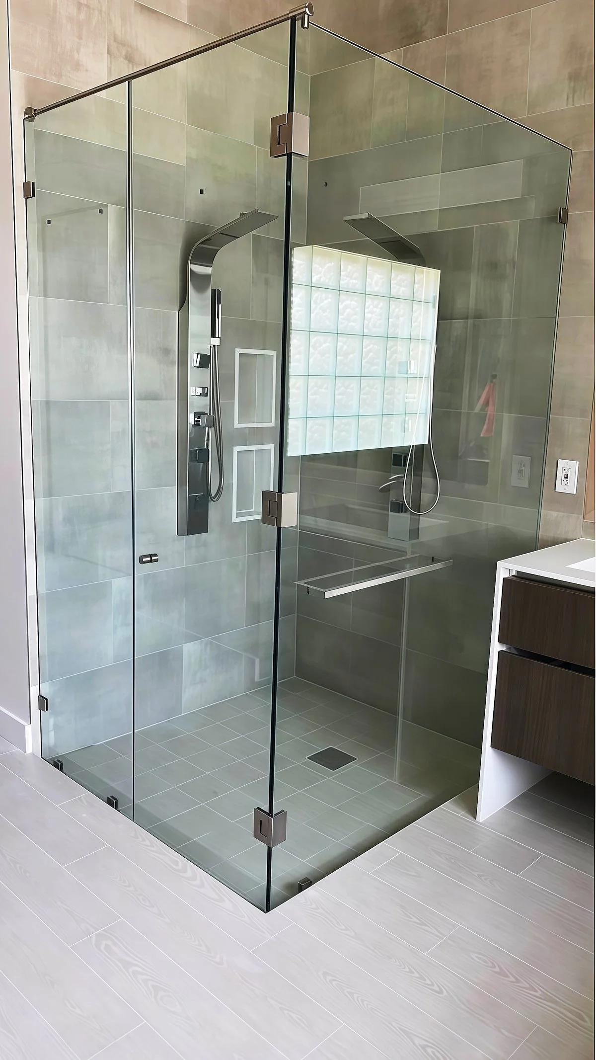 bathroom-door-handle_scene_bathroom_n_015.jpg