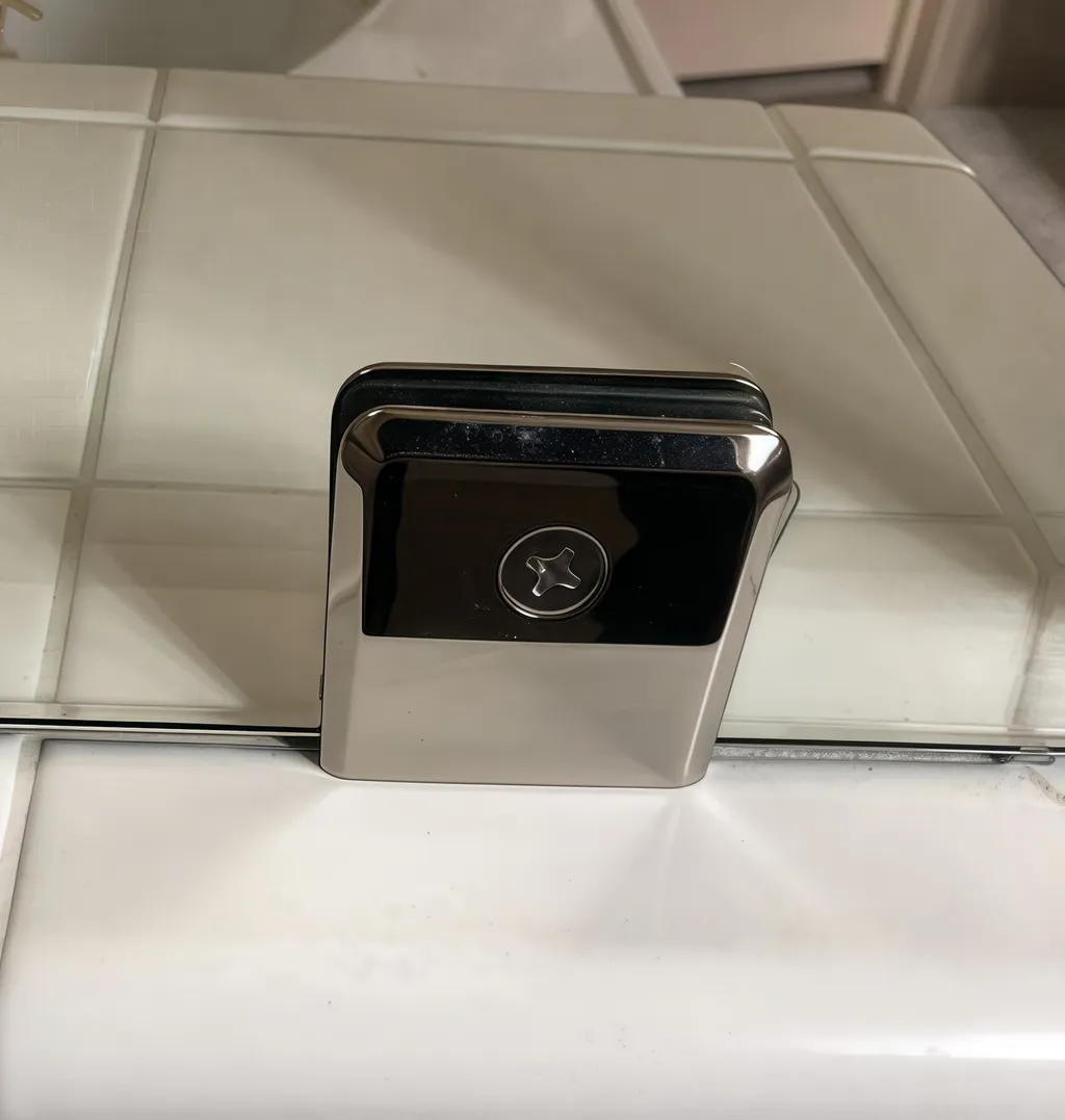 bathroom-glass-clip_scene_n_099.jpg