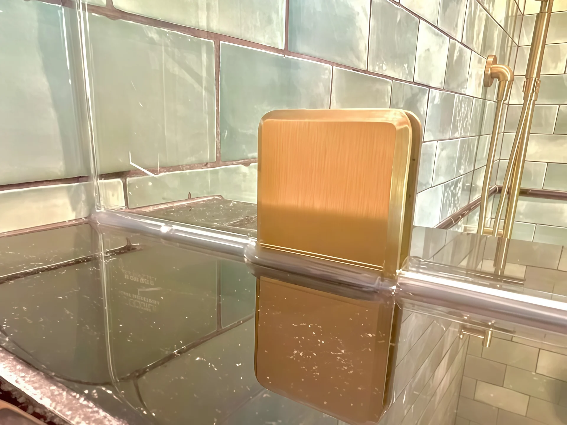 bathroom-glass-clip_scene_n_116.jpg