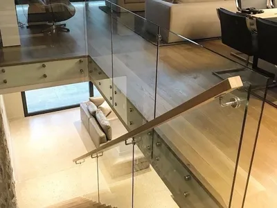 Präzisionsgefertigte Glasgeländer Für Flughafenterminals Architektonische Abstandshalter Kundenspezifische Paneelbeschläge thumbnail 3