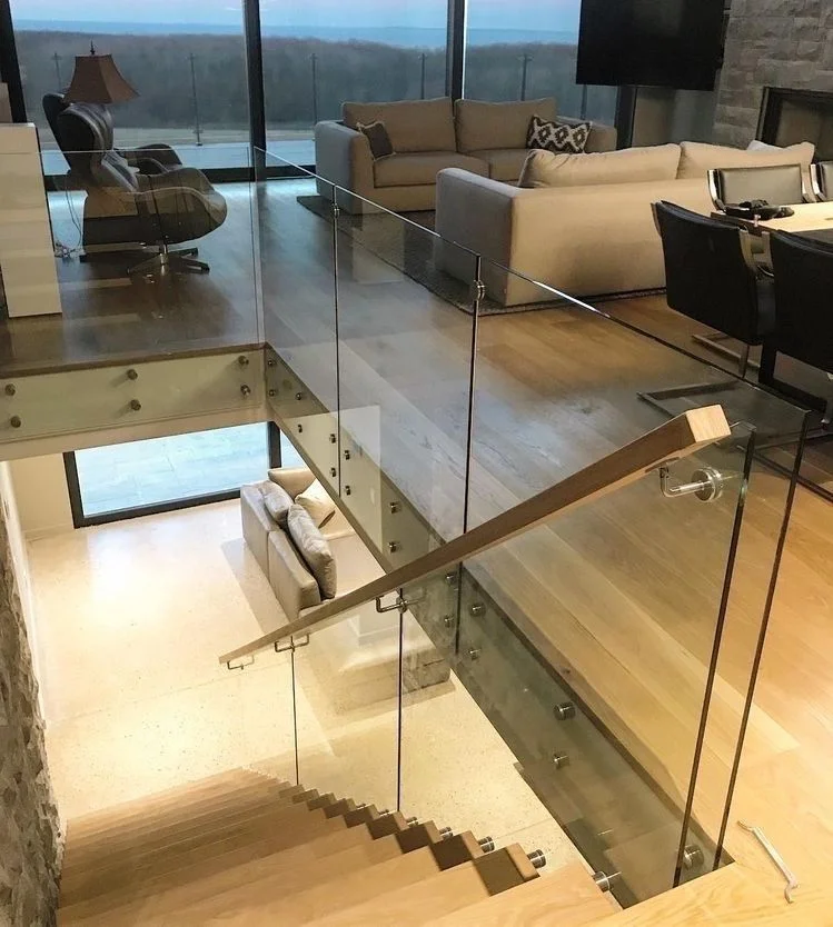 Präzisionsgefertigte Glasgeländer Für Flughafenterminals Architektonische Abstandshalter Kundenspezifische Paneelbeschläge
