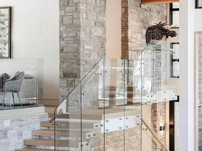 Präzisionsgefertigte Glasgeländer Für Flughafenterminals Architektonische Abstandshalter Kundenspezifische Paneelbeschläge thumbnail 1