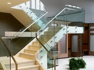 Präzisionsgefertigte Glasgeländer Für Flughafenterminals Architektonische Abstandshalter Kundenspezifische Paneelbeschläge thumbnail 4