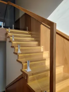 Rubinetto In Vetro Per Scale Residenziali Dal Design Unico Con Finitura Spazzolata thumbnail 4