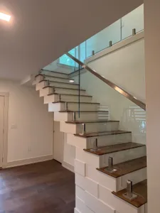 Rubinetto In Vetro Per Scale Residenziali Dal Design Unico Con Finitura Spazzolata thumbnail 2