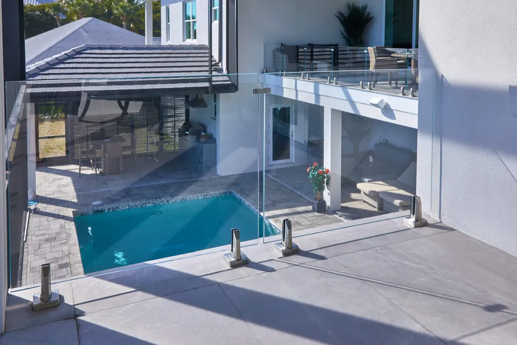 Customized Design Glass Fence Spigot Modern Landscape Staircase Baluster Hardware