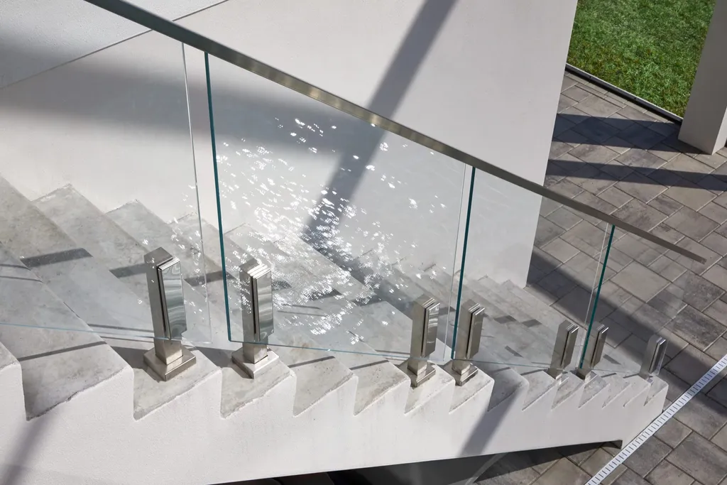 Rubinetto In Vetro Per Scale Residenziali Dal Design Unico Con Finitura Spazzolata