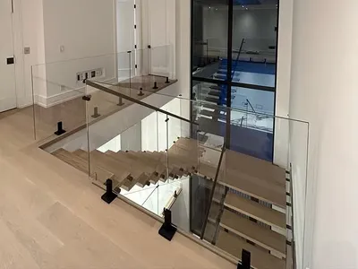 Rubinetto In Vetro Per Scale Residenziali Dal Design Unico Con Finitura Spazzolata thumbnail 5