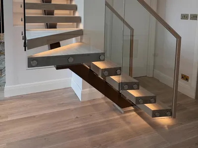 Busrom Glass Rail Standoff Base and Cap for Interior Floating Stairs thumbnail 1