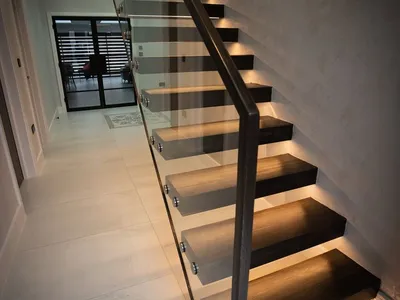 Busrom Glass Rail Standoff Base and Cap for Interior Floating Stairs thumbnail 5