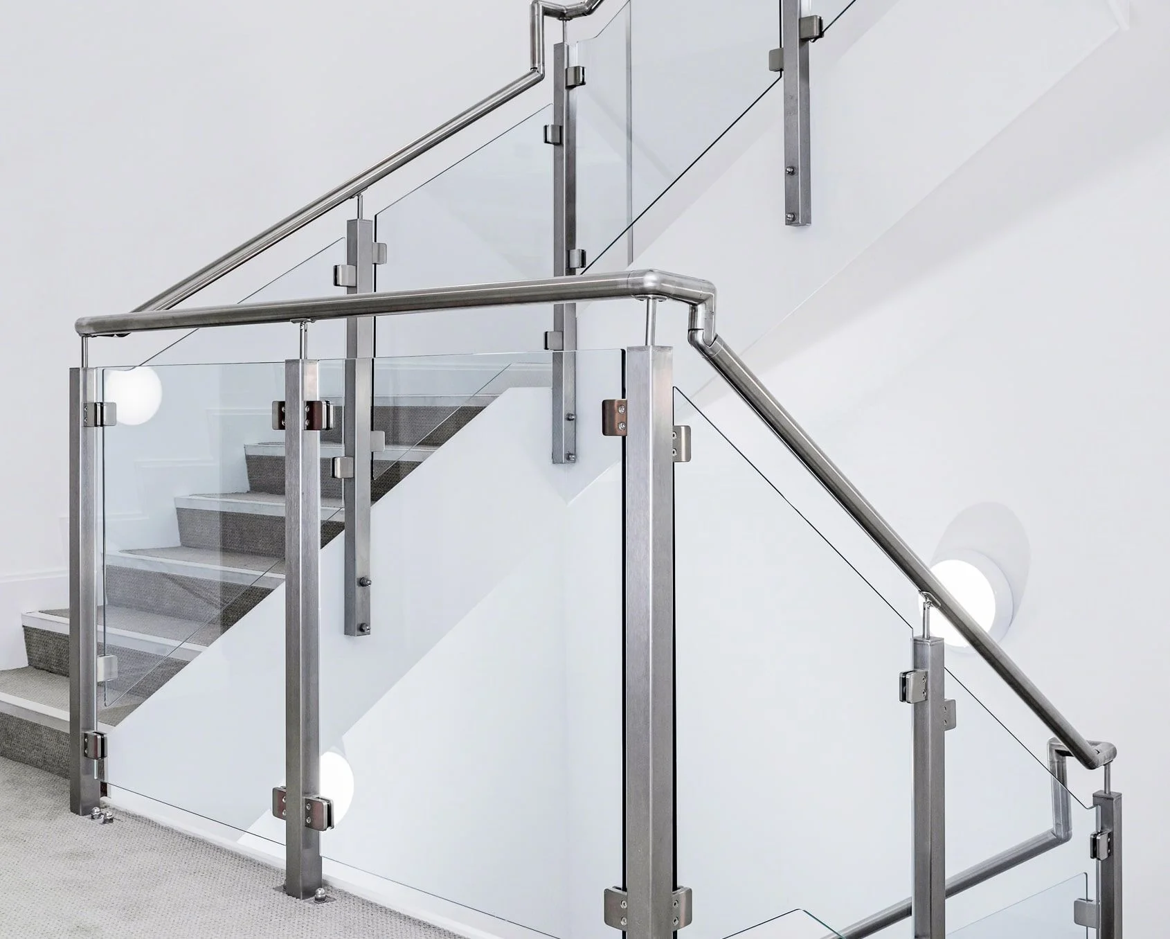 guardrail-glass-clip-scene-01.jpg
