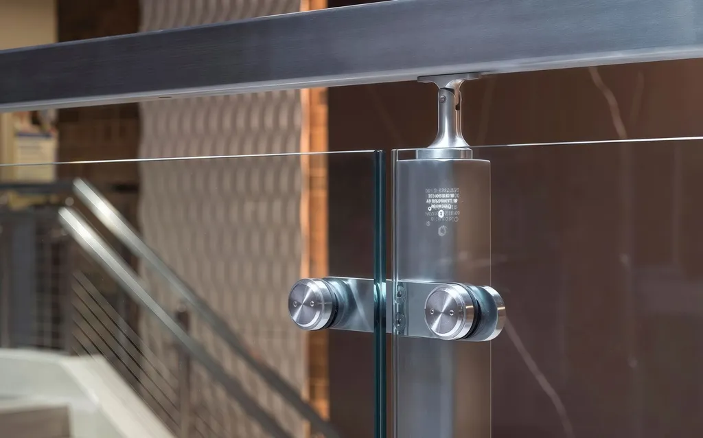 guardrail-glass-clip-scene-series 05-06.jpg
