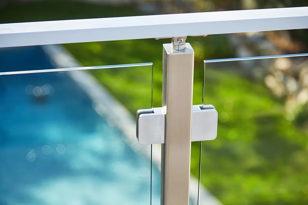 guardrail-glass-clip-scene-series 10-17.jpg