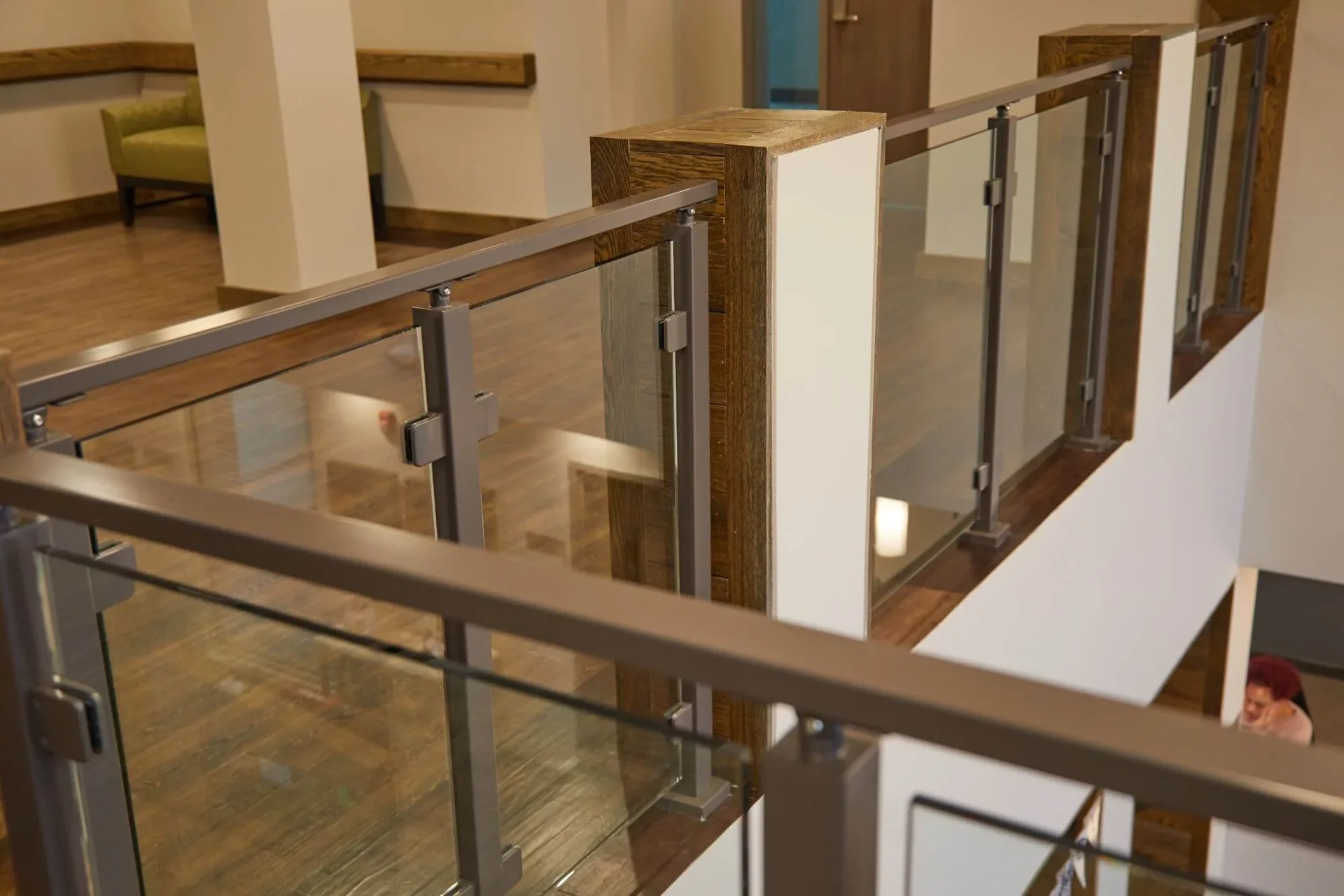 Clip de fixation pour garde-corps en verre d'escalier et de balcon