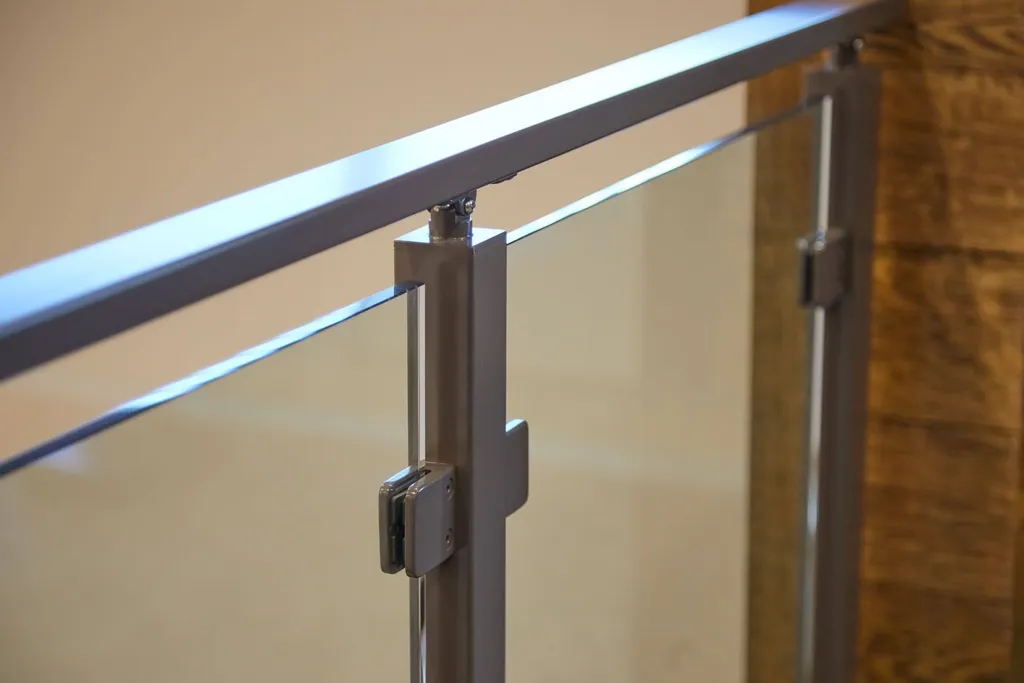 guardrail-glass-clip_scene_sn-6_005.jpg